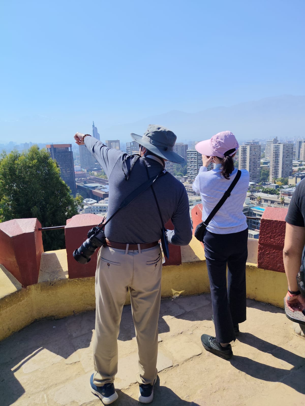 Bilingual guide explaining Santiago panoramic views